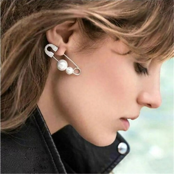 Fashion Safety Pin Pearl Earring - Picture 1 of 2